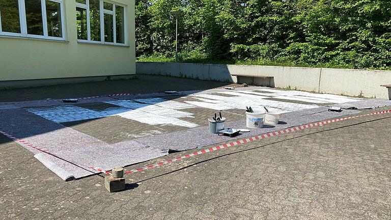 Etwa 20 Quadratmetern des Schulhofes strichen die Helmstadter Viertklässler mit weißer Farbe, um den Albedo-Effekt nachzuweisen. Etwa 20 Quadratmetern des Schulhofes strichen die Helmstadter Viertklässler mit weißer Farbe, um den Albedo-Effekt nachzuweisen.