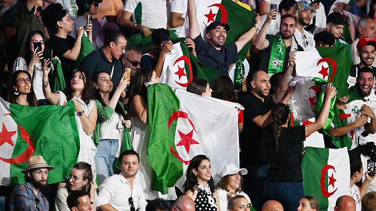 Paris 2024 - Boxen       -  Algerische Fans freuen sich für Boxerin Khelif.
