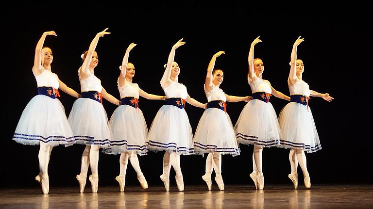 Auch das ist das Schweinfurter Tanzfestival: klassisches Ballett mit den jungen Damen der Ballettschule On Point in Haßfurt.