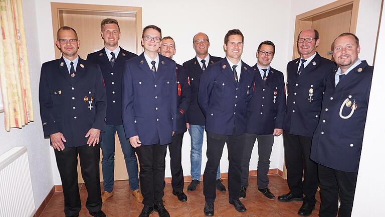 Ehrungen und Beförderungen bei der Feuerwehr Breitenbach-Mitgenfeld. Das Bild zeigt (von links): Kommandant  Michael Greger, Jonas Jehn, Julian Beck, Johannes Beck, Günter Muth, Konstantin Zeier, Timo Fischer, Bürgermeister Dieter Muth und den stellvertretenden Kommandanten Holger  Börner.       -  Ehrungen und Beförderungen bei der Feuerwehr Breitenbach-Mitgenfeld. Das Bild zeigt (von links): Kommandant  Michael Greger, Jonas Jehn, Julian Beck, Johannes Beck, Günter Muth, Konstantin Zeier, Timo Fischer, Bürgermeister Dieter Muth und den stellvertretenden Kommandanten Holger  Börner.