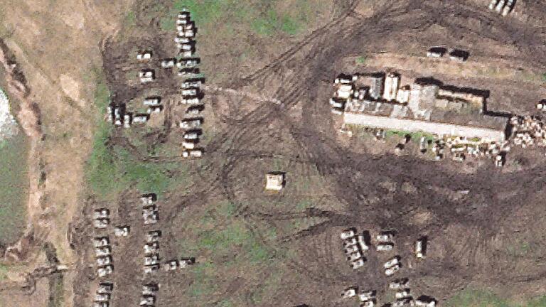 Dieses Satellitenbild zeigt russische Panzer und gepanzerte Fahrzeuge in der Nähe der ukrainischen Grenze in der Region Belgorod in Russland.