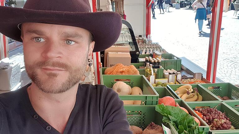 Biocowboy Thomas Garos in seinem Marktstand konnte mit dem Karlstadter Stadtmarketing eine Einigung erzielen. Er wird seine Produkte zukünftig wieder auf dem Marktplatz anbieten.