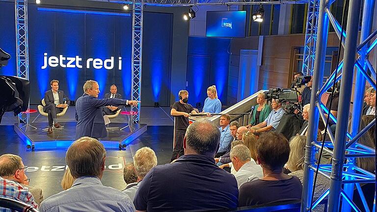 Fernsehen live: 'Jetzt red i'-Moderator Tilmann Schöberl führte durch die Sendung in der Mehrzweckhalle in Kleineibstadt.