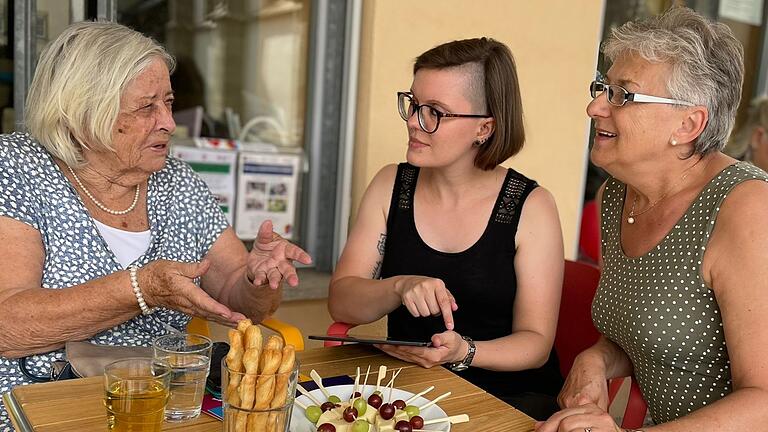 Regina Hofmann und Maria Schön in einer Beratung mit Christina Raithel im Mehrgenerationenhaus Haßfurt: Am 16. Juni dreht sich hier alles um die Digitalisierung. Regina Hofmann und Maria Schön in einer Beratung mit Christina Raithel im Mehrgenerationenhaus Haßfurt: Am 16. Juni dreht sich hier alles um die Digitalisierung.