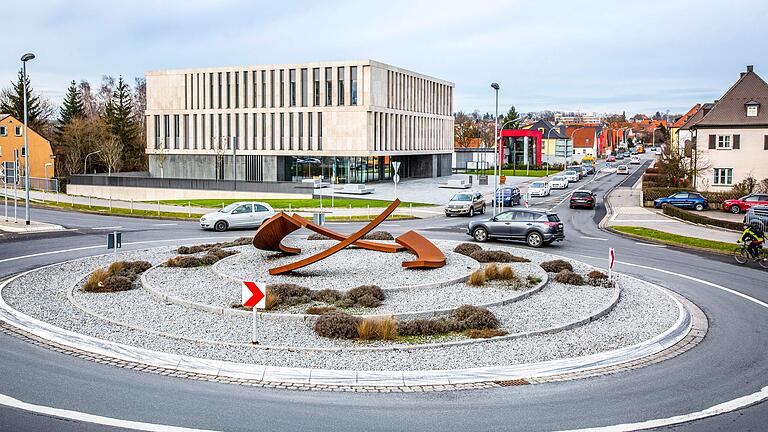 Das Amtsgericht Haßfurt und der EZO-Kreisel (Archivbild): In dieser Woche musste sich vor Gericht eine Frau wegen Gefährdung des Straßenverkehrs verantworten.