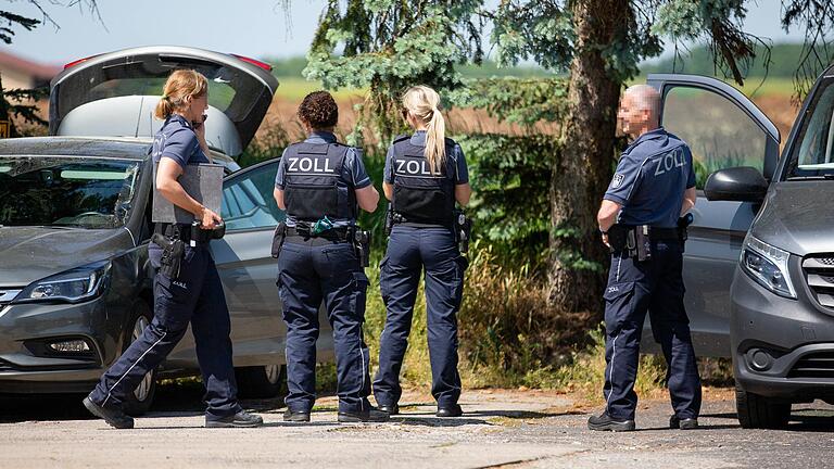 Ein Höhepunkt des Jahres 2023: Ende Mai führten Beamtinnen und Beamte des Zolls wegen des Verdachts auf Schwarzgeldzahlungen Durchsuchungen beim TSV Aubstadt durch.&nbsp;