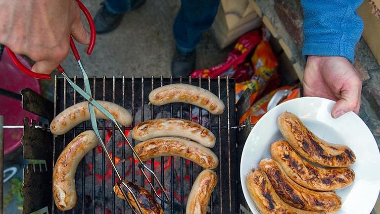 Grillen kann auch auf dem Balkon erlaubt sein, aber Rücksicht auf Nachbarn ist Pflicht. Foto: Patrick Pleul       -  Grillen kann auch auf dem Balkon erlaubt sein, aber Rücksicht auf Nachbarn ist Pflicht.