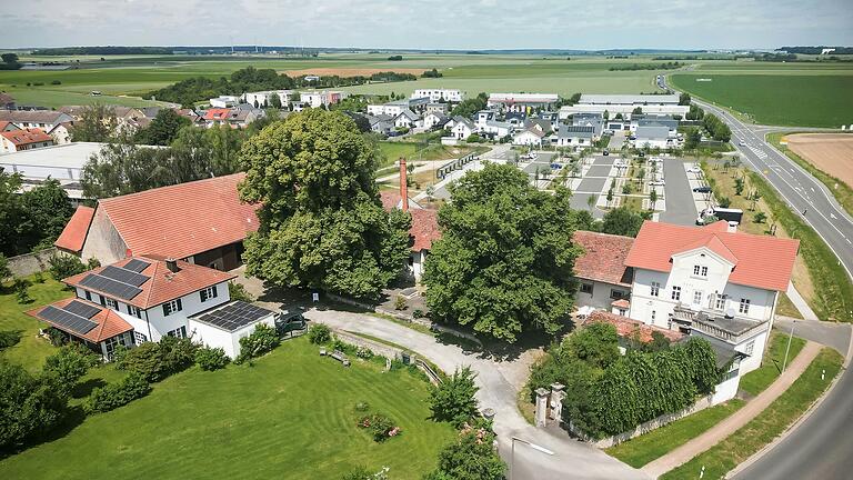 Der Giebelstädter Gutshof aus der Luft: Zwei stattliche Linden prägen sein Erscheinungsbild. Der Giebelstädter Gutshof aus der Luft: Zwei stattliche Linden prägen sein Erscheinungsbild.