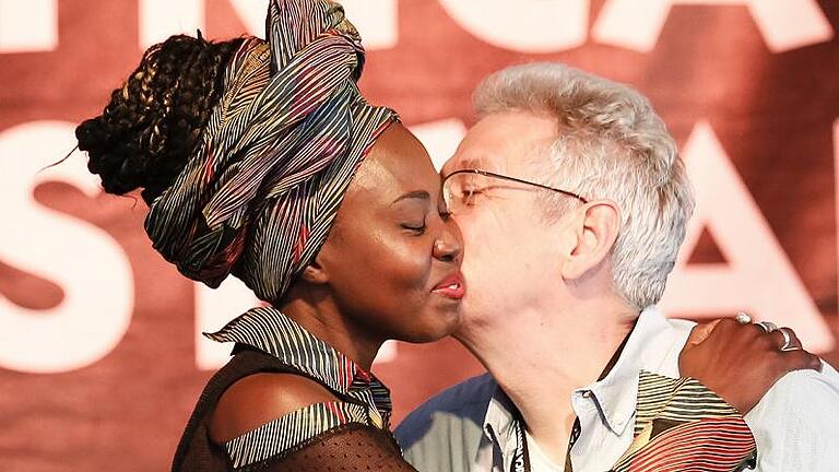 Große Ehre für eine, die seit 2012 zu einem Teil des Festivals geworden ist: Aus den Händen von Leiter Stefan Oschmann nahm die senegalesische Modeschöpferin Rama Diaw den Africa-Festival-Award 2017 entgegen. Große Ehre für eine, die seit 2012 zu einem Teil des Festivals geworden ist: Aus den Händen von Leiter Stefan Oschmann nahm die senegalesische Modeschöpferin Rama Diaw den Africa-Festival-Award 2017 entgegen.