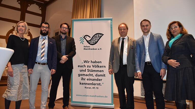 Warben für gegenseitiges Verständnis und ein stabiles spirituelles Wertegerüst in der Gesellschaft: Von links die Organisatorin des Abends, Inge Weigand, Hamza Özkan, Michél Schnabel, Rainer Maria Schießler, Said Topalovic und Agenda-Sprecherin Sorya Lippert.