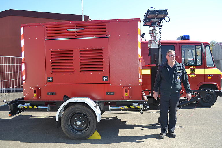 Kreisbrandrat Holger Strunk mit dem 100-Kilovoltampere-Stromerzeuger, den das Landratsamt Schweinfurt für die Aufrechterhaltung der Einsatzbereitschaft der Feuerwehren im Falle eines Stromausfalls angeschafft hat.