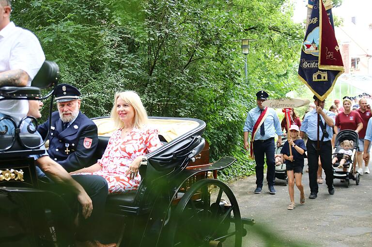 Impressionen vom großen Geburtstagsfest - ein Feuerwehrfest das in Erinnerung bleiben wird. Zum Fest 150 Jahre Feuerwehr Kirchschönbach gab es einen großen Umzug durch die Ortschaft. Neben 25 Feuerwehren sorgten drei Musik-Kapellen (Oberschwarzach, Kitzingen / Wiesenbronn, Reupelsdorf) für beste Feststimmung. Das Festgelände war im Anschluss an den Umzug bis auf den letzten Platz 'ausverkauft'. Feuerwehren, Blaskapellen, Ehrengäste und Besucher fühlten sich sehr wohl.