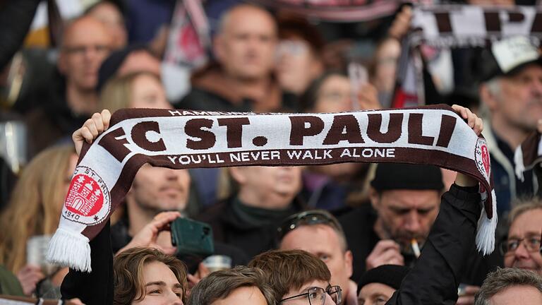 Fans des FC St. Pauli       -  Der FC St. Pauli will mit einer Genossenschaft finanziell flexibler werden.