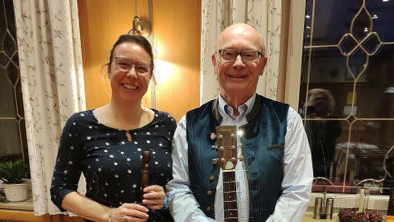 Kathrin Wagenhäuser und Rudi Friedel sorgten mit musikalischen Beiträgen für weihnachtliche Stimmung. Kathrin Wagenhäuser und Rudi Friedel sorgten mit musikalischen Beiträgen für weihnachtliche Stimmung.
