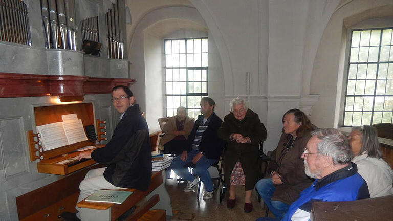 Kantor Michael Martin (links) stellte die Orgel in der Schlosskirche Römershag interessierten Bewohnern vor.  Foto: Marco Ullrich       -  Kantor Michael Martin (links) stellte die Orgel in der Schlosskirche Römershag interessierten Bewohnern vor.  Foto: Marco Ullrich