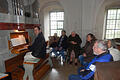 Kantor Michael Martin (links) stellte die Orgel in der Schlosskirche Römershag interessierten Bewohnern vor.  Foto: Marco Ullrich       -  Kantor Michael Martin (links) stellte die Orgel in der Schlosskirche Römershag interessierten Bewohnern vor.  Foto: Marco Ullrich