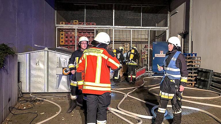 Die Einsatzkräfte konnten den Vollbrand des Getränkemarktes verhindern. Im Bild der Hintereingang des Gebäudes, wo die Maskierten den Beschäftigten überfallen haben sollen.