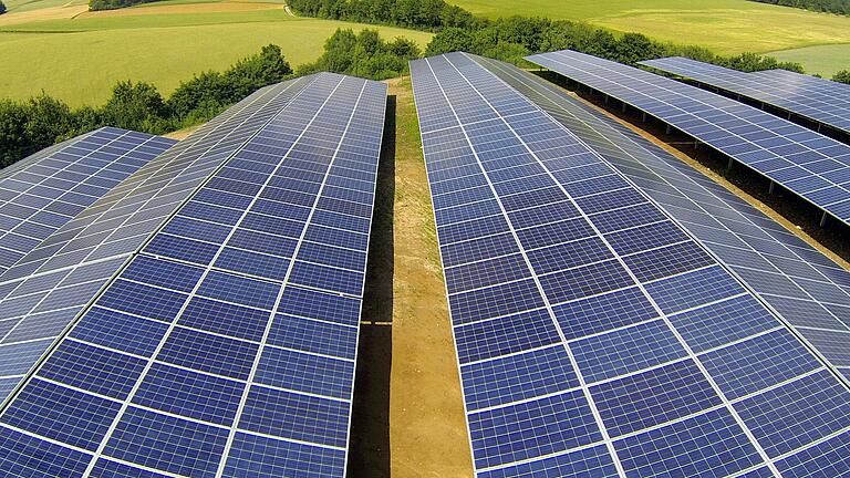 Solarparks wie hier bei Hettstadt brauchen große Flächen und verändern das Bild der Landschaft.