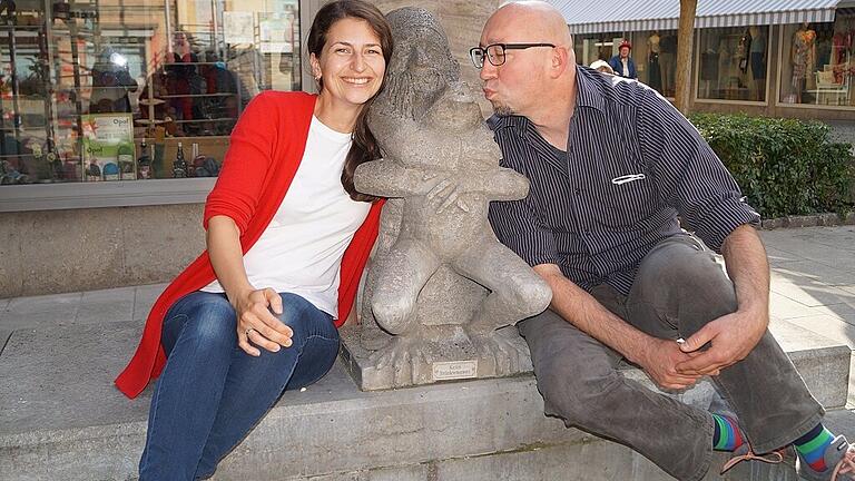 Zwerg und Frosch haben ein Küsschen verdient, finden Cornelia Holzheid und Marcus Alleze. Schließlich demonstrieren die Figuren, wie man den Heimlich-Griff richtig anwendet und haben damit schon mehrfach Menschenleben gerettet. Und wer bislang der Ansicht war, hier reite ein Zwerg auf einem Frosch oder würde ihn gar würgen, der irrt sich eben, das wissen die beiden Improvisationstheaterspieler genau. Schließlich leiten sie die neue &bdquo;Irreführung&ldquo; durch Kitzingen.