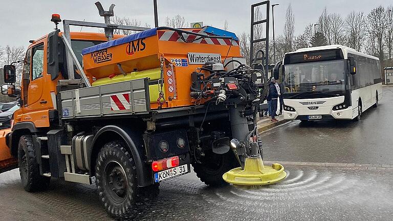 Überall sehnsüchtig erwartet wurde das Streuauto der Straßenmeistereien und kommunalen Bauhöfe, um dem Glatteis im Landkreis Rhön-Grabfeld Herr zu werden.&nbsp;