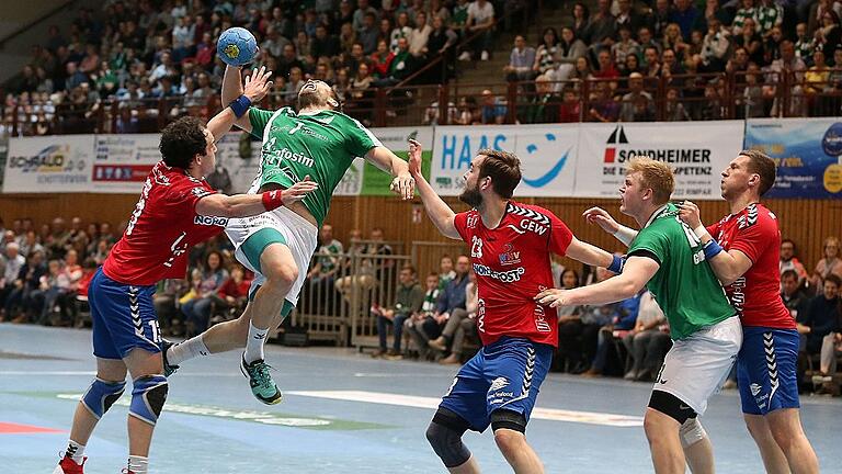 DKB 2. Handball-Bundesliga, DJK Rimpar Wölfe - Wilhelmshavener HV       -  Droht der Absturz nach dem Höhenflug? Mit Kapitän Stefan Schmitt (am Ball) verliert Handball-Zweitligist DJK Rimpar Wölfe (hier im Heimspiel gegen den Wilhelmshavener HV) am Ende der Saison eines seiner Gesichter. Adäquaten Ersatz kann sich der Klub nicht leisten.