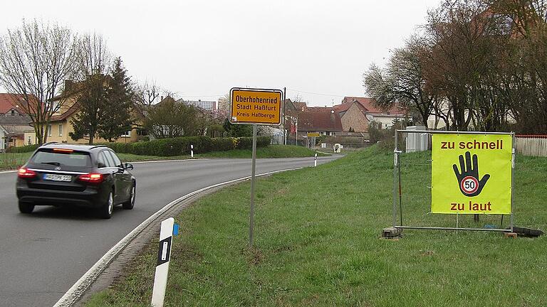Das Warnschild ist eine Privatinitiative von Werner Bergmann. 300 Euro hat ihn die Hinweistafel gekostet. Bergmann hofft, dass sich die Autofahrer den Hinweis zu Herzen nehmen. Das Warnschild ist eine Privatinitiative von Werner Bergmann. 300 Euro hat ihn die Hinweistafel gekostet. Bergmann hofft, dass sich die Autofahrer den Hinweis zu Herzen nehmen.