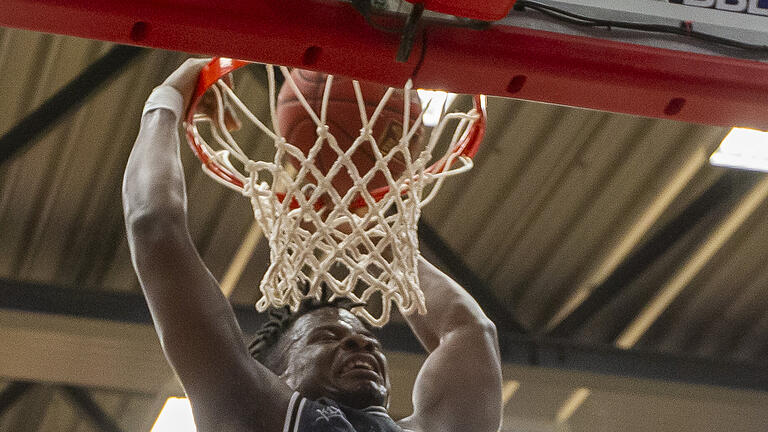 RASTA Vechta vs. s.Oliver Wuerzburg, Basketball, BBL       -  Deutschland, Vechta, RASTA Dome, 27.12.2019, RASTA Vechta vs. s.Oliver Wuerzburg, Basketball, BBL

Bild: v. l. Junior Etou (s.Oliver Wuerzburg) mit einem Dunk