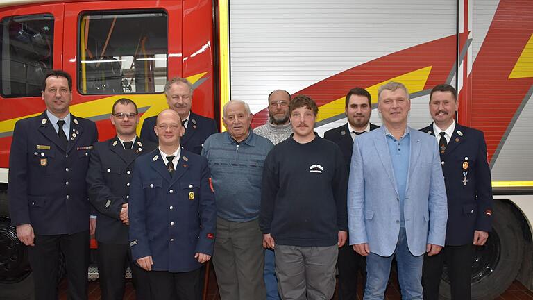 Auf unserem Bild sind (von links) Kreisbrandmeister Oliver Lukaschewitz, Kommandant Timo Stöber, Michael Rex, Rudolf Helm, Elmar Sixt, Joachim Kühnlein, Daniel Röder, 2. Vorsitzender Johannes Sixt, Bürgermeister Alfred Gündling und Vorsitzender Bernhard Sixt.  Foto: A. Lomb       -  Auf unserem Bild sind (von links) Kreisbrandmeister Oliver Lukaschewitz, Kommandant Timo Stöber, Michael Rex, Rudolf Helm, Elmar Sixt, Joachim Kühnlein, Daniel Röder, 2. Vorsitzender Johannes Sixt, Bürgermeister Alfred Gündling und Vorsitzender Bernhard Sixt.  Foto: A. Lomb