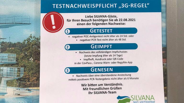 Mit diesem Schild wird am Silvana Freibad in Schweinfurt auf die Testpflicht hingewiesen.