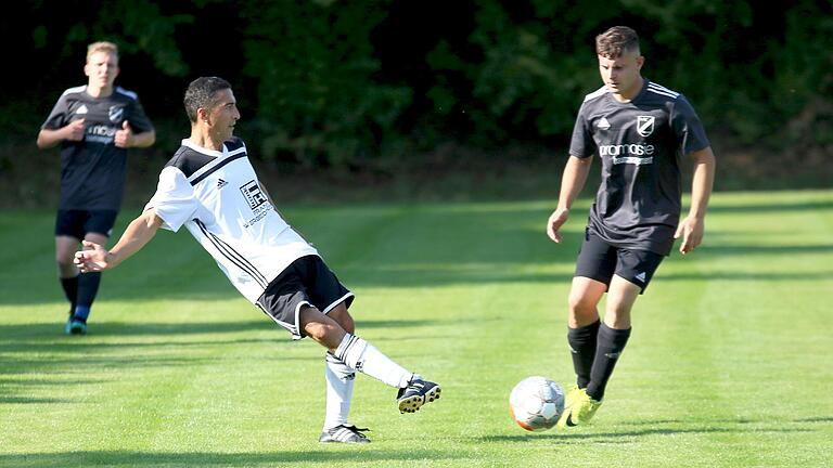 Für Dürrfelds Spielertrainer Olcay Epcelli (links) sind Meisterschaft und Aufstieg trotz der 1:2-Niederlage in Kleinsteinach (rechts Kenny Reichart) weiterhin das Ziel.