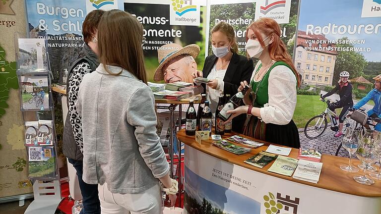 Rebecca Liebenstein (links) von Haßberge Tourismus und Bierprinzessin Kerstin Friedrich am Messestand in Nürnberg.