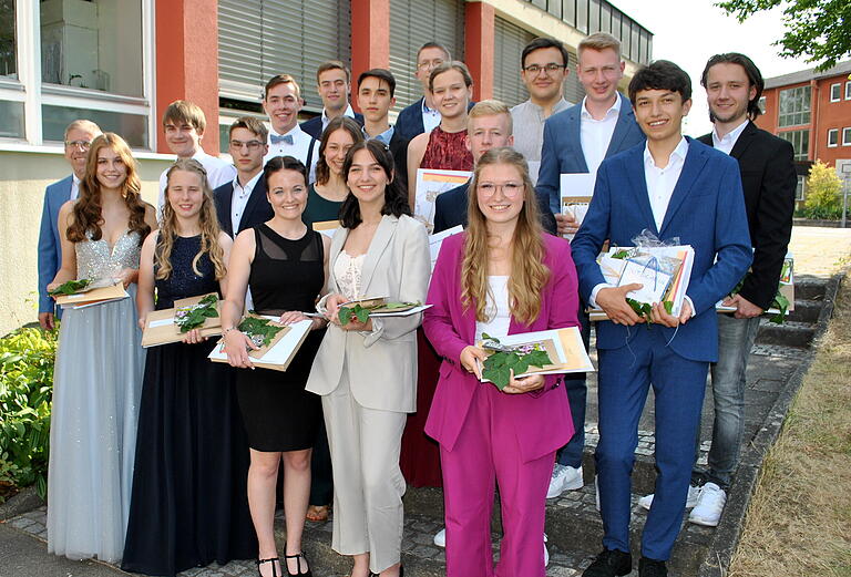 Zahlreiche Absolventinnen und Absolventen erhielten Preise für besondere Leistungen, hier mit Schulleiter Wolfgang Klose (links). Zahlreiche Absolventinnen und Absolventen erhielten Preise für besondere Leistungen, hier mit Schulleiter Wolfgang Klose (links).