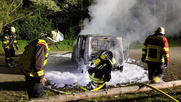 Die Markt Einersheimer Feuerwehr löschte am Sonntagabend ein brennendes Auto auf dem Schwimmbad-Parkplatz.