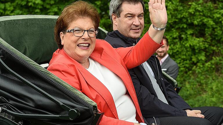 In der Kursche ging's für Barbara Stamm und Markus Söder gemütlich zur Konstitutionssäule. In der Kursche ging's für Barbara Stamm und Markus Söder gemütlich zur Konstitutionssäule.