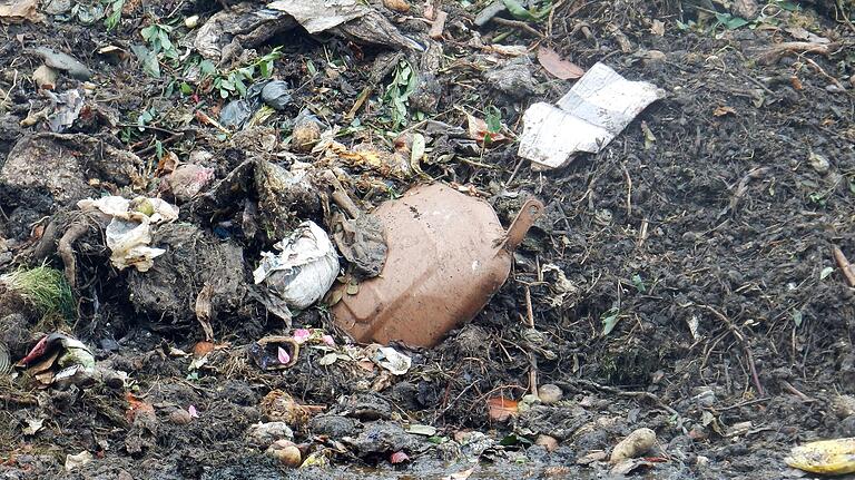 95 Prozent der Kundschaft wirft in die Biotonne nur, was auch in die braune Tonne gehört. Verdruss bescheren vor allen Kleinteile aus Plastik wie Folien, die sich im Gegensatz zu dem großen Deckel einer Biotonne (Bildmitte) kaum entfernen lassen. 95 Prozent der Kundschaft wirft in die Biotonne nur, was auch in die braune Tonne gehört. Verdruss bescheren vor allen Kleinteile aus Plastik wie Folien, die sich im Gegensatz zu dem großen Deckel einer Biotonne (Bildmitte) kaum entfernen lassen.
