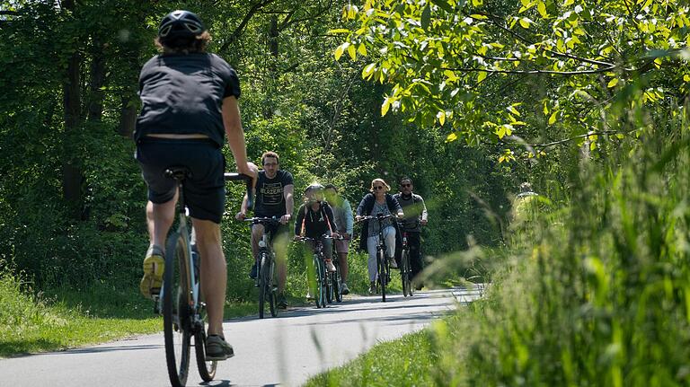 Auf den Radwegen wie hier bei Würzburg waren in diesem Sommer mehr Radler, Jogger und Inline-Skater denn je unterwegs. Sport fand angesichts der Pandemie bevorzugt draußen statt.