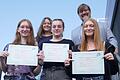 Das Foto zeigt (hinten von rechts): OStD Bernd Rottenbacher und Französischlehrkraft StRin Nina Schneidern, sowie vorne: die Gewinnerinnen Marie Wirzberger (Q 11), Hannah Wolff (Q 11) und Luisa Brosche (10 a).