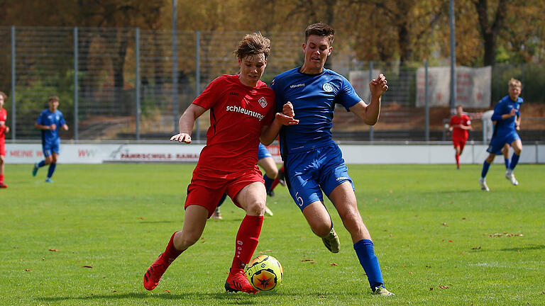 Felix Schmitt (links) von den Würzburger Kickers setzt sich im Zweikampf gegen Nils Kuß vom FV 04 Würzburg durch. Die Kickers gewannen das Stadtderby bei den U-19-Junioren zum Saisonstart in der Bayernliga.