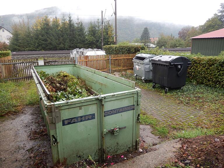 Die Container im Sackenbacher Friedhof sind für Friedhofsabfälle gedacht. Nach Angaben der Stadtverwaltung werden sie aber für die illegale Müllentsorgung missbraucht.&nbsp;