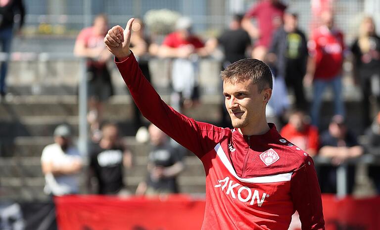 Daumen hoch: Maximilian Zaiser bedankt sich bei den Fans für den Applaus und die Sprechchöre für ihn. Daumen hoch: Maximilian Zaiser bedankt sich bei den Fans für den Applaus und die Sprechchöre für ihn.