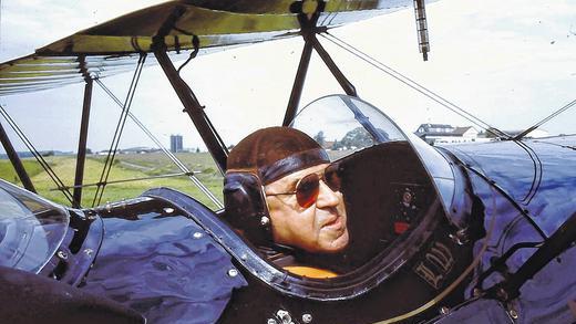 Der Fliegerei verbunden: . Bis heute setzt sich der Rentner intensiv mit der Luftfahrtgeschichte und dem Bomberkrieg des Zweiten Weltkrieges auseinander. Der Fliegerei verbunden: . Bis heute setzt sich der Rentner intensiv mit der Luftfahrtgeschichte und dem Bomberkrieg des Zweiten Weltkrieges auseinander.
