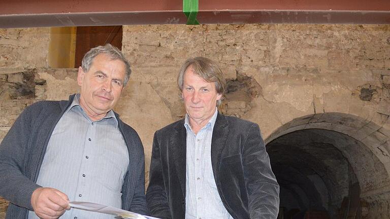 Ortsbesichtigung: Bürgermeister Günther Köhler (links) und Reinhard Keitel im künftigen Atelier im Schloss Glücksburg.