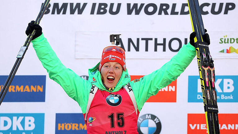 Laura Dahlmeier       -  Laura Dahlmeier jubelt auf dem Siegerpodest in Antholz. Foto: Andrea Solero