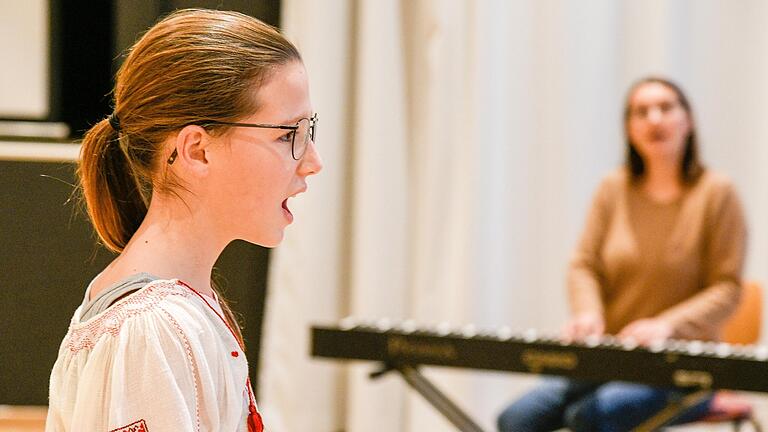 Proben zu Corona-Zeiten: Das Junge Theater der Frankenfestspiele Röttingen will im Februar das Musical 'Heidi' aufführen. Musikalisch und choreografisch gibt es Einzelproben in der Röttinger Burghalle. Im Bild: Heidi Pflüger (links) als Heidi mit der musikalischen Leiterin Edith Wolff.