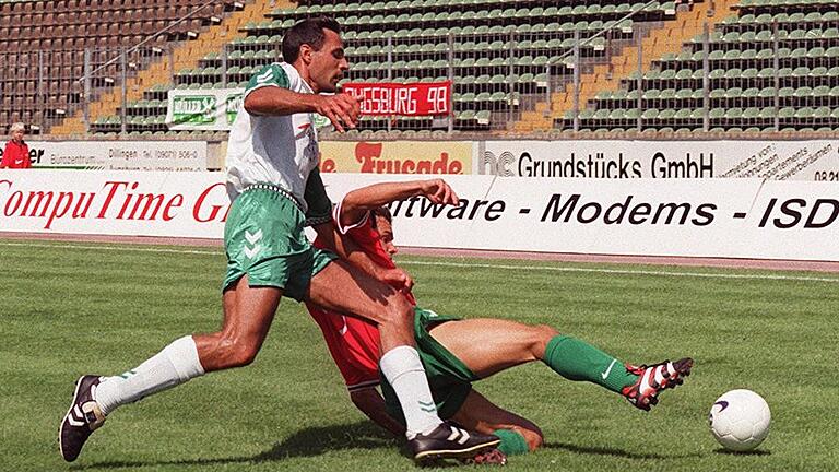 Damals noch Stürmer: Dirk Dorbath 1998 beim Regionalliga-Auswärtsspiel des FC 05 Schweinfurt beim FC Augsburg.