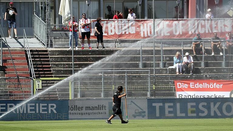 Der Rasen wurde am Samstag vor dem Regionalliga-Spiel zwischen dem FC Würzburger Kickers und der SpVgg Ansbach kräftig gewässert: Greenkeeper Niklas Müller schreitet dabei das Feld vor der Tribüne ab.