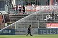 Der Rasen wurde am Samstag vor dem Regionalliga-Spiel zwischen dem FC Würzburger Kickers und der SpVgg Ansbach kräftig gewässert: Greenkeeper Niklas Müller schreitet dabei das Feld vor der Tribüne ab.