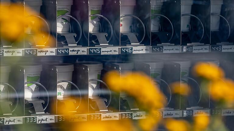 Der Eisautomat bietet viele verschiedene Sorten für Eisliebhaberinnen und Eisliebhaber an.