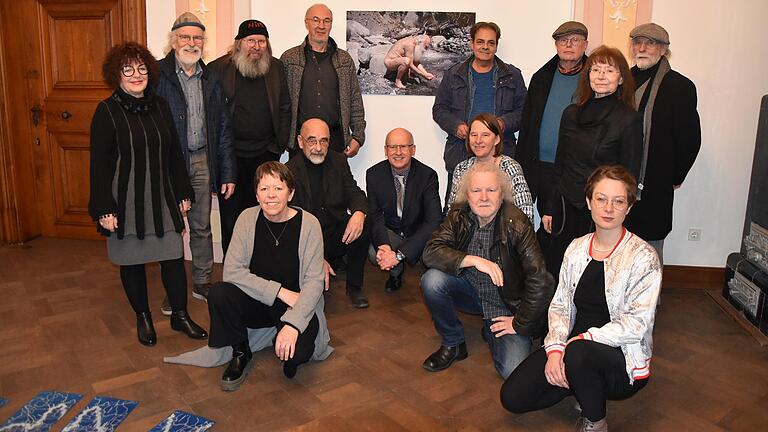 Mit einer Kunstausstellung rundet die Gemeinde Knetzgau die Veranstaltungsreihe 'Flussfilmfest' entlang des Mains ab. Im Bild beteiligte Kunstschaffende mit Flussparadies-Geschäftsführerin Eleonore Schmidts-Stumpf (links), Galerist Egon Stumpf und Knetzgaus Bürgermeister Stefan Paulus (vorne, Zweiter und Dritter von links), vor der Arbeit 'Drinking from the stream' von Herman de Vries.