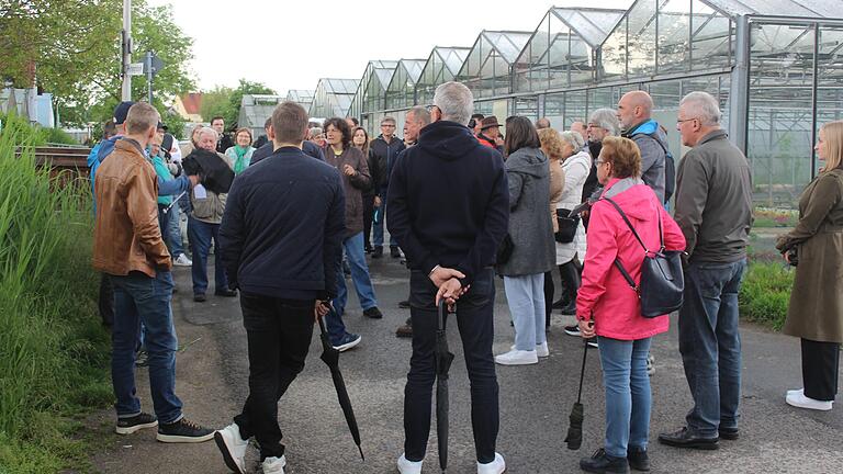 Beim Rundgang durch Etwashausen am Montagabend wurde etliche Male die Parksituation angesprochen Beim Rundgang durch Etwashausen am Montagabend wurde etliche Male die Parksituation angesprochen
